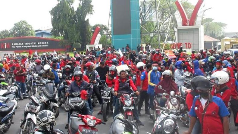 Massa Buruh Kembali Unjuk Rasa Tolak Omnibus Law  di KIM 2 Medan