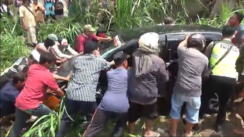 Minibus Ditabrak Kereta Api di Jember, 4 Penumpang Selamat