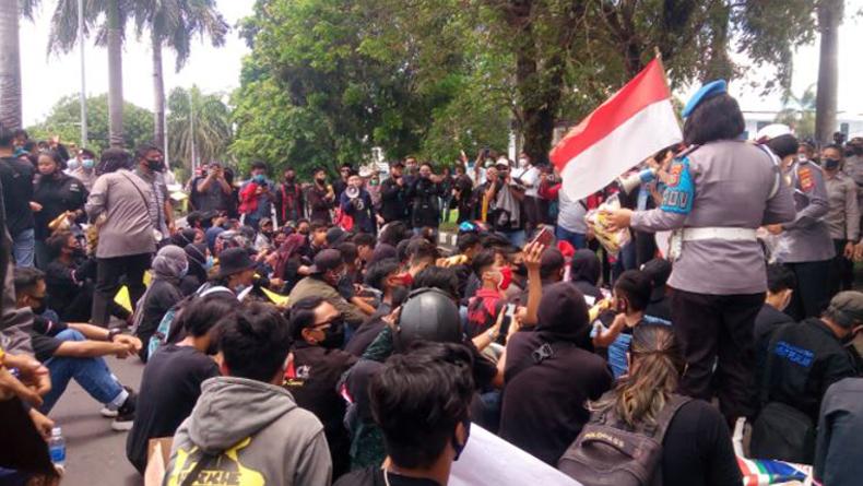 Aksi Simpatik Polwan Bagikan Air Mineral dan Roti kepada Pendemo di Bitung