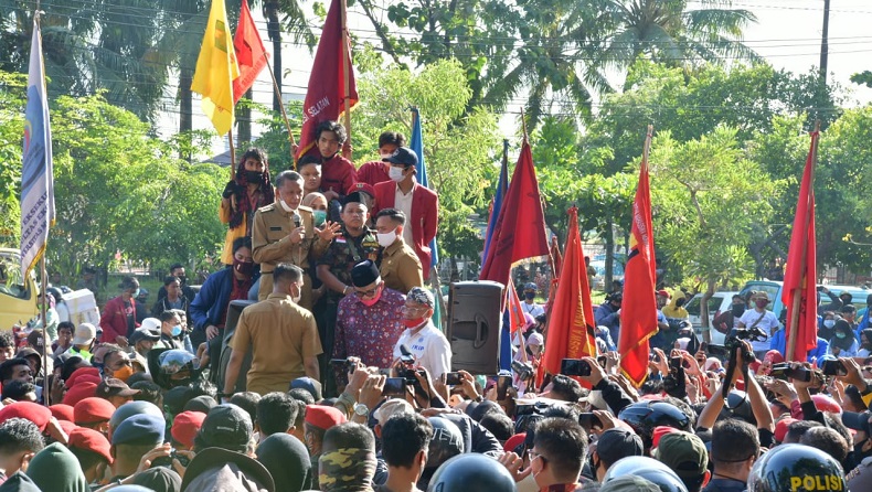 Nurdin Abdullah Ikut Orasi di Depan Massa, Jelaskan Manfaat Omnibus Law