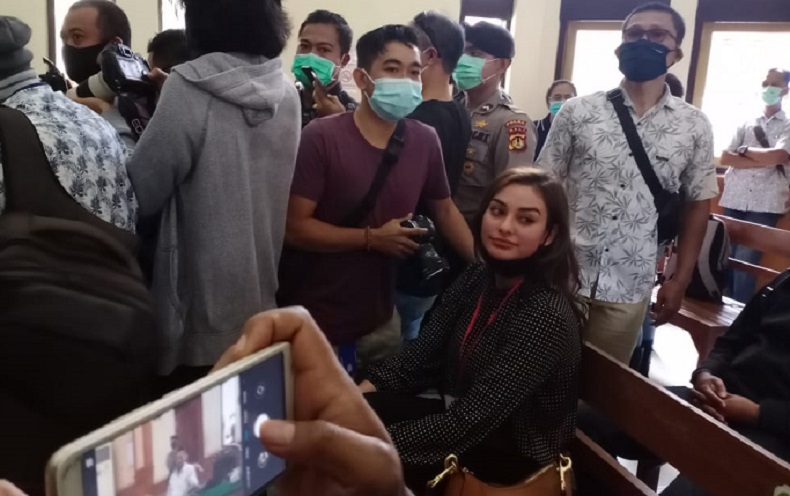 Nora Alexandra Hadiri Persidangan Offline Jerinx di PN Denpasar