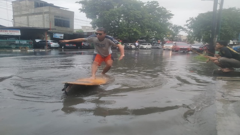 Viral Pemuda di Medan Mancing dan Berselancar saat Banjir