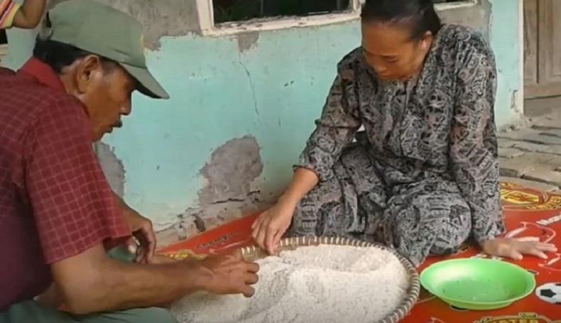Warga Subang Keluhkan Bantuan Beras PKH Tak Layak Dikonsumsi