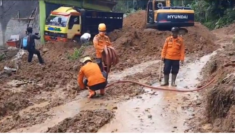 Sempat Tertutup Tanah Longsor, Jalur Tasikmalaya-Pangandaran Sudah Bisa Dilewati