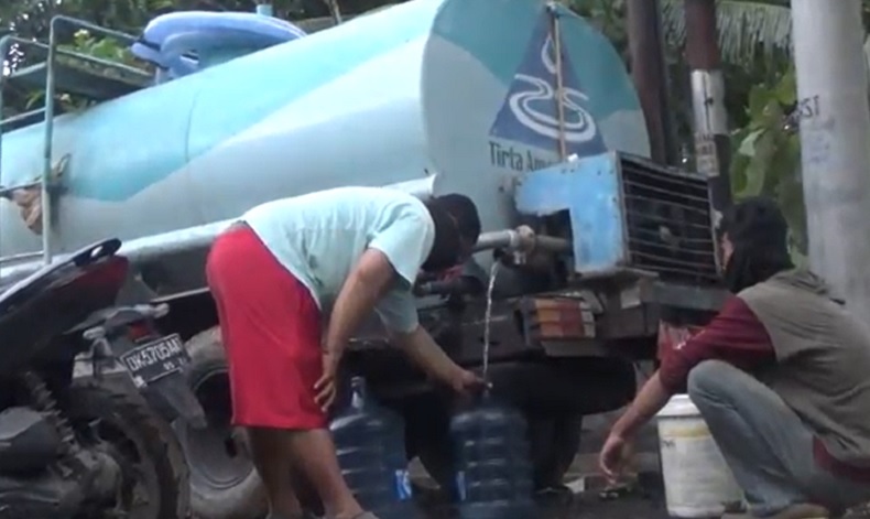 Korban Banjir Tabanan Kesulitan Air Bersih, PDAM Kirim 2 Mobil Tangki