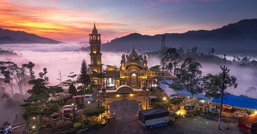 Indahnya Pemandangan Pagi Hari di Masjid Jami Aminatul Jannah Lampung Barat