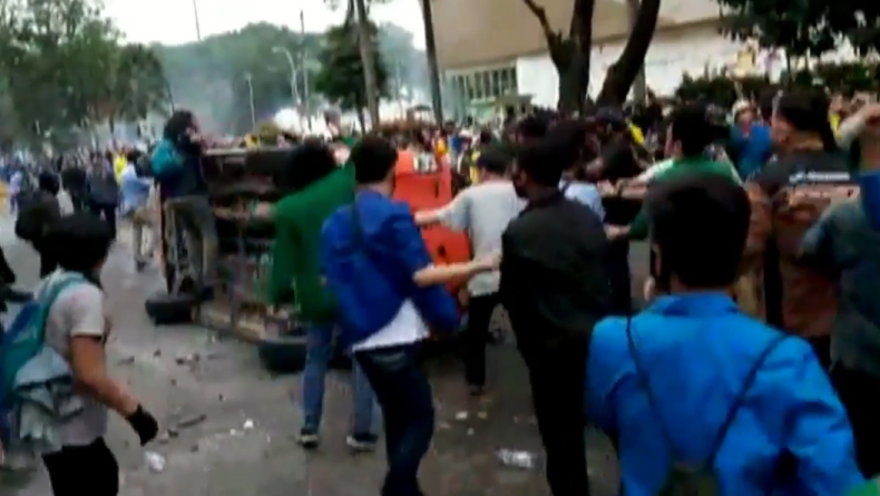 Berbekal Video Viral, Jatanras Polda Sumsel Tangkap 4 Perusak Mobil Polisi