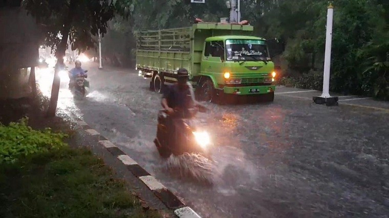 4 RT Tergenang Banjir akibat Hujan Deras di Jakarta