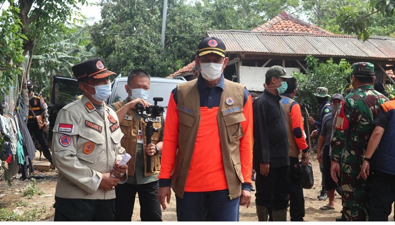 Tinjau Banjir, Doni Monardo Sebut Warga Garut Tangguh Hadapi Bencana