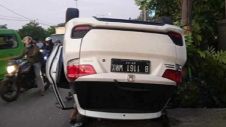 Kecelakaan di Kalideres, Mobil Terbalik Setelah Hantam Tiang dan Pohon