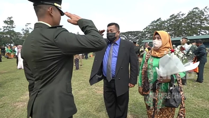 Kisah Serda Sahidin Hormat ke Anaknya yang Berpangkat Lebih Tinggi