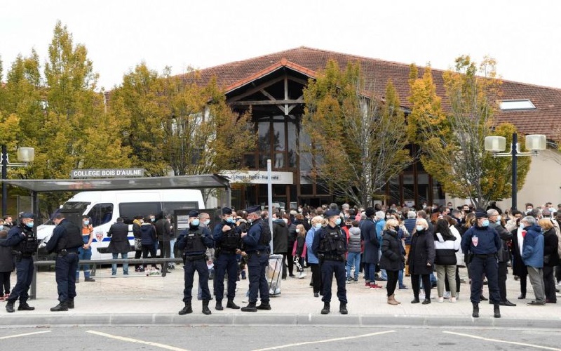 Polisi Gerebek Persembunyian Puluhan Teroris Terkait Aksi Pemenggalan Guru di Paris