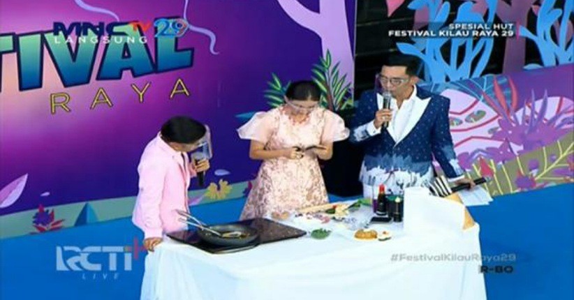 Betrand Peto dan Sarwendah Masak Nasi Goreng di Festival Kilau Raya MNCTV 29
