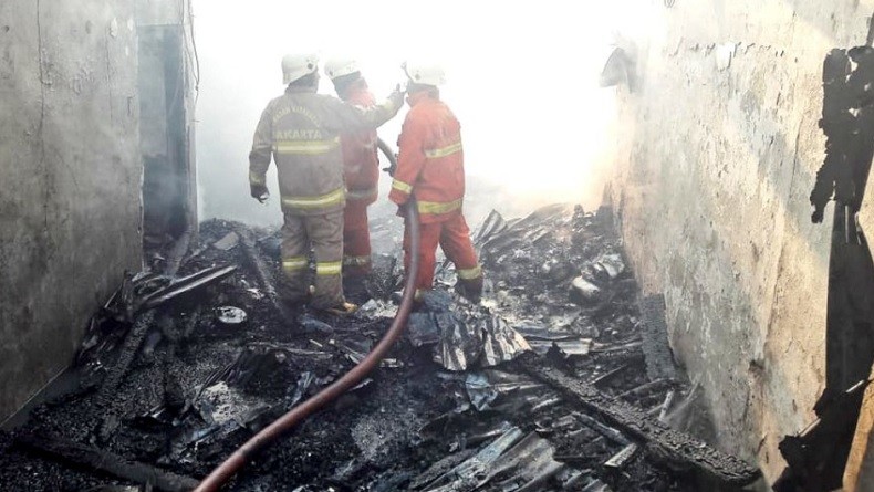 Rumah di Jatinegara Terbakar, 13 Unit Mobil Damkar Dikerahkan