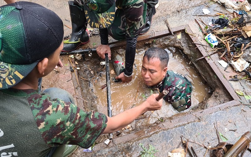 Ikut Bersihkan Sampah, Anggota TNI di Sumedang Ini Masuk Selokan