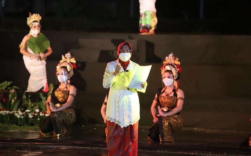 Risma Getarkan Panggung dengan Puisi Sang Kala saat Tampil di Wayang Sejarah