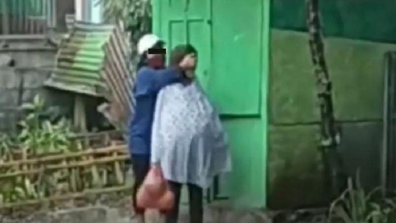 Viral Anak Perempuan di Malang Keplak Kepala dan Pukul Ibu Kandung di Pinggir Jalan