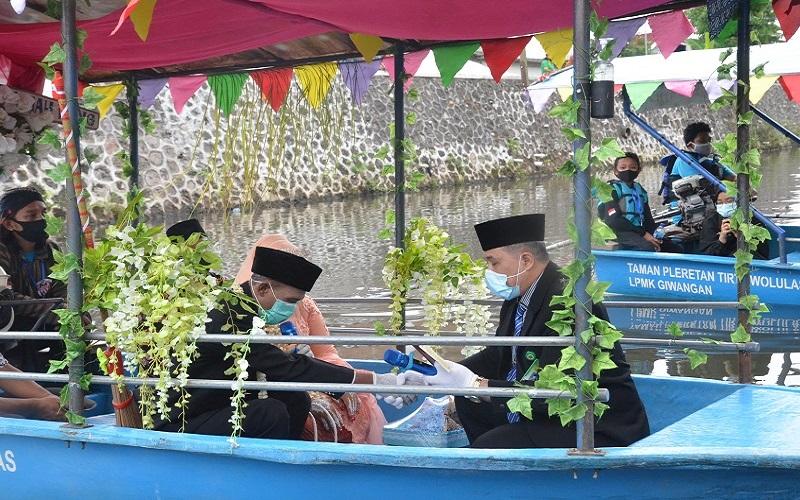 Promosi Tempat Wisata, 3 Pasangan Nikah Bareng di Dermaga Cinta Gajahwong