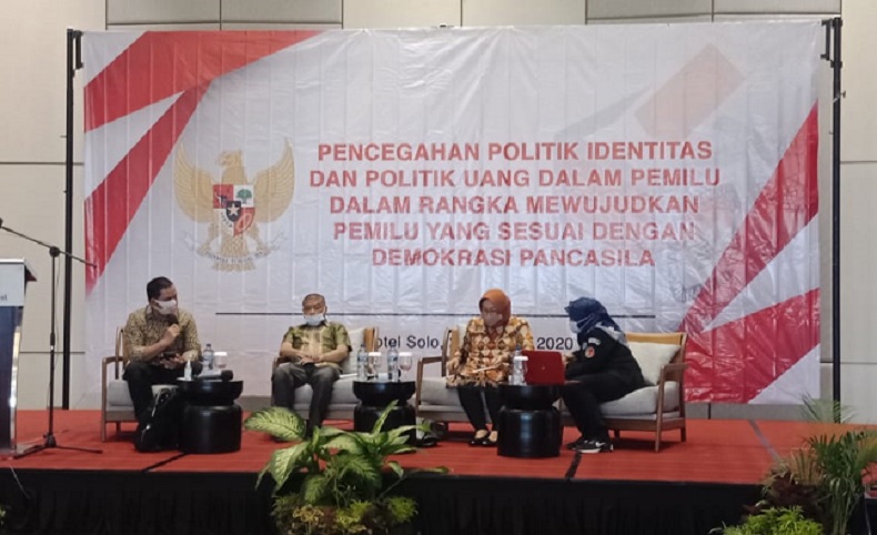 Bukan Hanya Corona, Pilkada dibayangi Politik Identitas