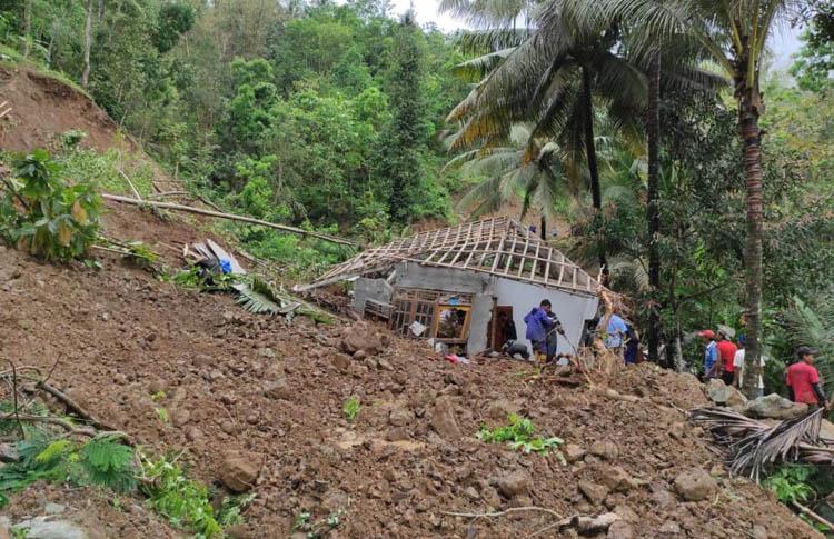 Tertimpa Longsoran Bukit, 3 Rumah Warga di Kulonprogo Rusak    