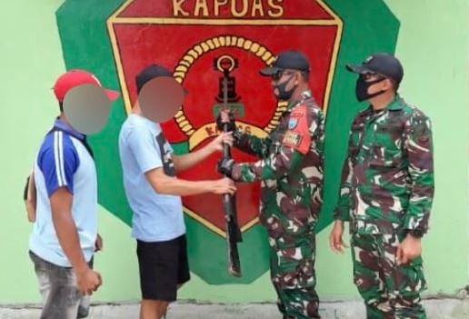 Satgas Yonif 642 Kapuas Terima Senjata Rakitan dari Warga Perbatasan