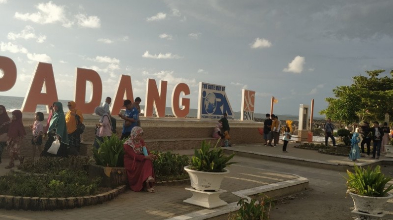 Libur Panjang, Wisatawan di Pantai Padang Meningkat