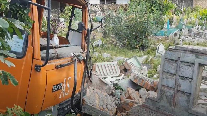 Hindari Angkot, Truk Kontainer di Medan Tabrak Tembok hingga Masuk ke Kuburan