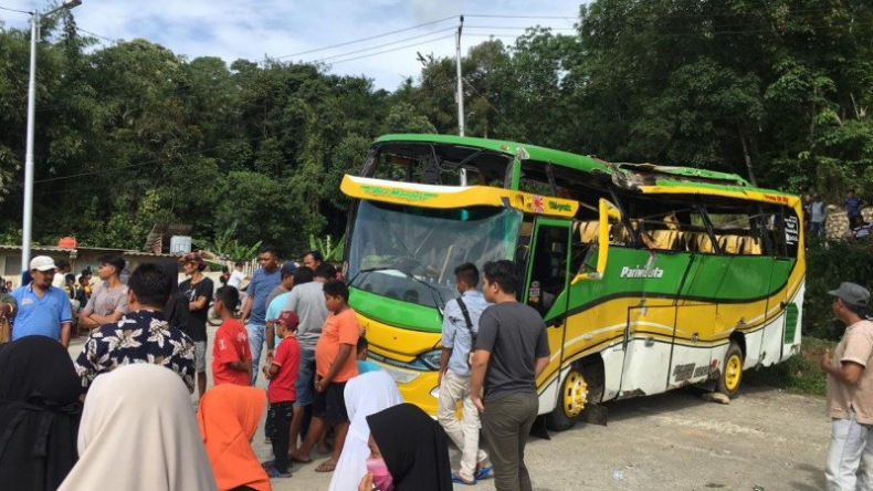 Tak Kuat Menanjak, Bus Pariwisata di Solok Terbalik