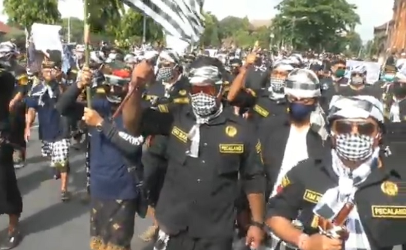 Serukan Mosi Tidak Percaya, Ratusan Warga Nusa Penida Minta Arya Wedakarna Diganti