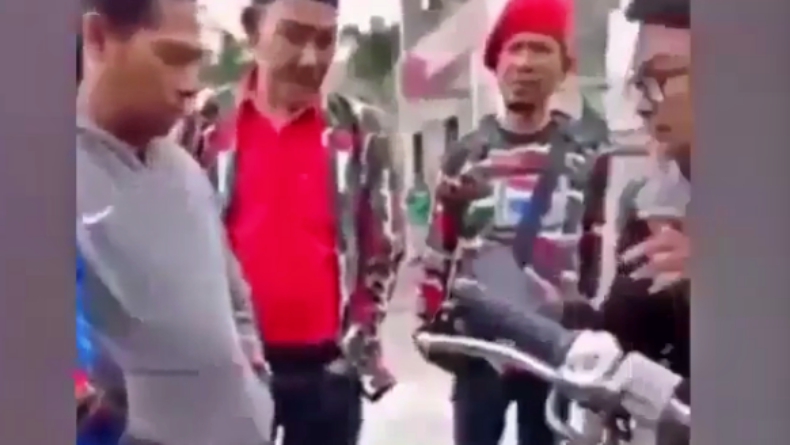 Viral, Video Ormas Baju Loreng Sweeping Moge di Bukittinggi
