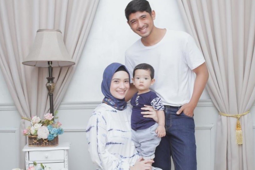 Mengenal Putri Anne yang Cantik Berhijab, Istri Tercinta Arya Saloka di Kehidupan Nyata