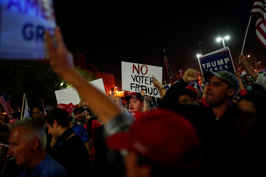 Bawa Senapan dan Pistol, Pendukung Trump di Arizona Protes Panitia Pemilu
