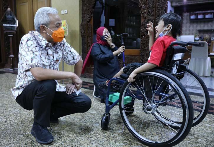  Cerita Bocah Berkursi Roda Merengek ke Ibunya Minta Bertemu Ganjar