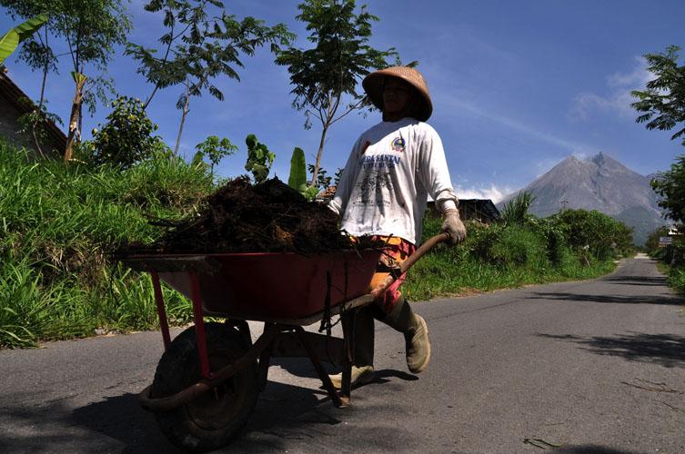 Merapi Siaga,  Aktivitas Wisata dan Penambangan Dihentikan