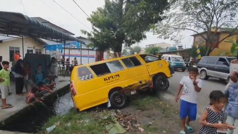 Sopir Salah Injak Pedal, Mobil Brio Tabrak Angkot  di Medan hingga Penumpang Kritis