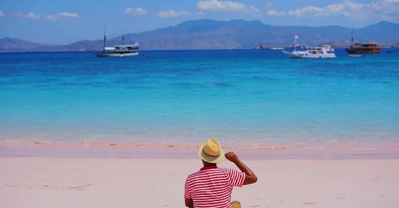 Menikmati Sensasi Berenang di Pantai Pink, Air Lautnya Unik Terasa Tawar