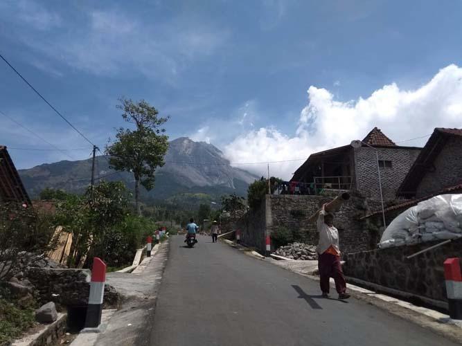 Suara Batu Longsor dari Puncak Merapi Bergemuruh di Desa Tlogolele Boyolali 