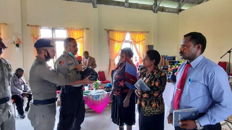 HUT Brimob di Nduga, Polisi Bagikan Sembako dan Alkitab ke Jemaat Gereja
