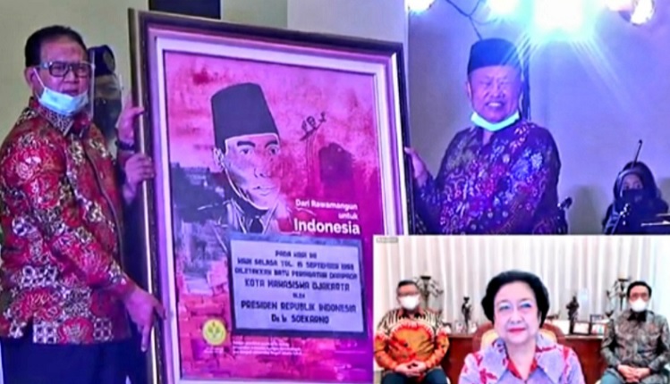 Megawati Bangga 3 Kader PDIP di Semarang, Solo, dan Surabaya Sabet City of Intellectual