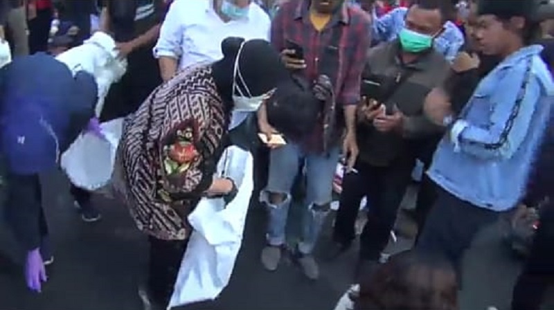 Nekat Punguti Sampah di Tengah Demo Omnibus Law, Risma: Paling Aku Dipateni