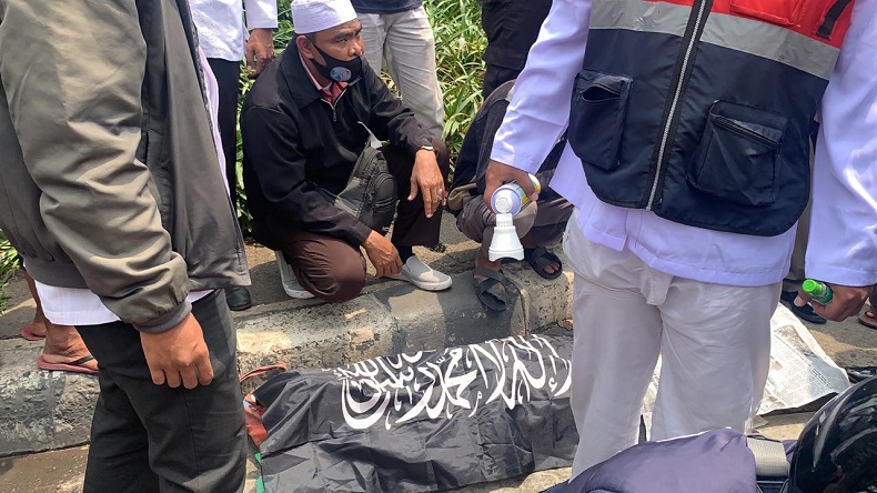 Pria Lansia Tewas Terhimpit Kerumunan Massa Penyambut Kepulangan Habib Rizieq