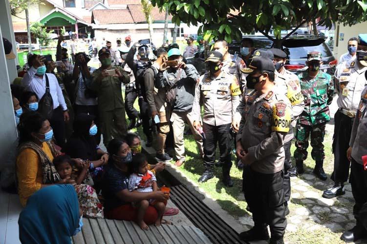 Cegah Klaster Covid, Polda Jateng Siagakan Dokkes di Barak Pengungsian Merapi
