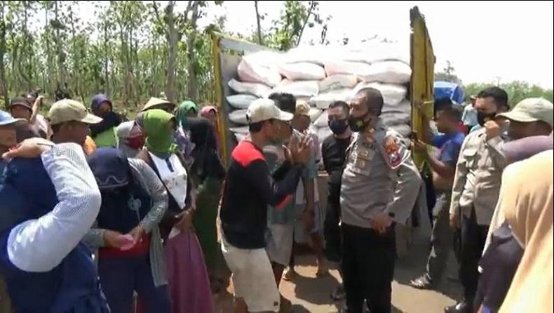 Pupuk Subsidi Langka, Ratusan Petani Sawah Tadah Hujan di Tuban Hadang Truk Distributor