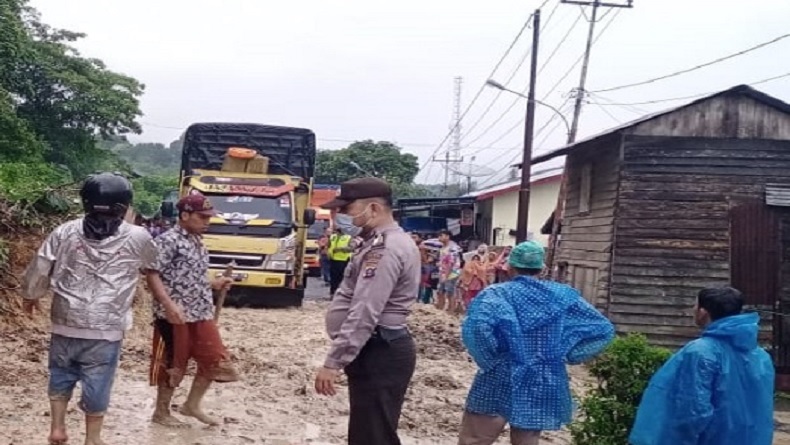 Longsor di Desa Marsada, Akses Jalan Tapsel-Taput Sempat Terputus