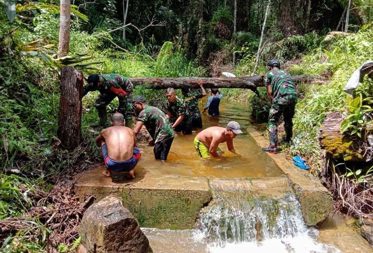 Prajurit Yonif 407/PK Brigif-4/Dewa Ratna Perbaiki Bendungan Air Bersih di Atas Bukit Muakan Petinggi