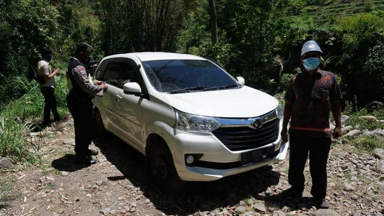Ini Penampakan Mobil yang Nyasar Misterius di Tengah Hutan Pacet Mojokerto