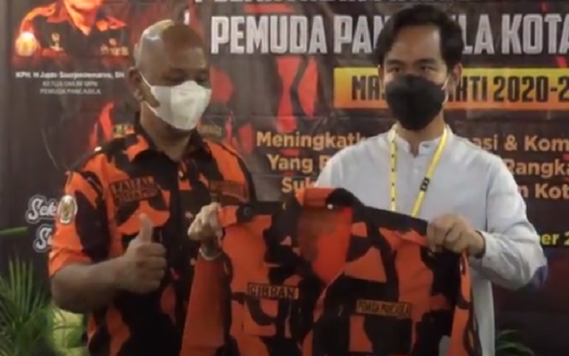 Hadiri Pelantikan Pengurus Pemuda Pancasila Solo, Gibran Dapat Baju Loreng Oranye