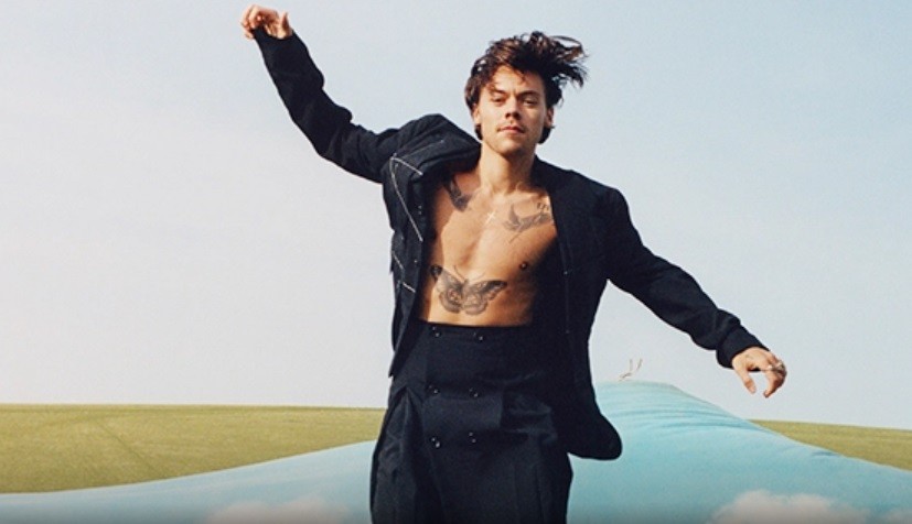 Harry Styles Tampil Berani Kenakan Gaun dan Rok untuk Pemotretan Majalah Vogue