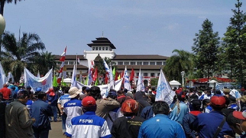 Buruh Jawa Barat Berangkat ke Jakarta Ajukan Judicial Review UU Ciptaker ke MK