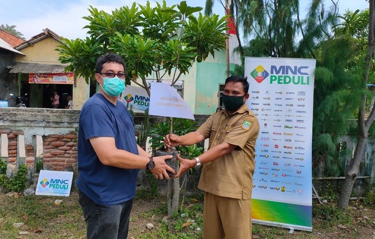 MNC Peduli Serahkan 1.500 Bibit Pohon ke Desa Pantai Bakti Muara Gembong Bekasi 